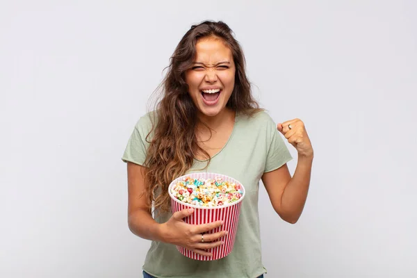 Mujer Joven Con Cubo Conrs Pop Gritando Agresivamente Con Una — Foto de Stock