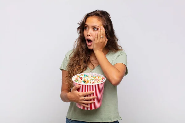 Mujer Joven Con Cubo Pop Conrs Sentirse Feliz Emocionado Sorprendido —  Fotos de Stock