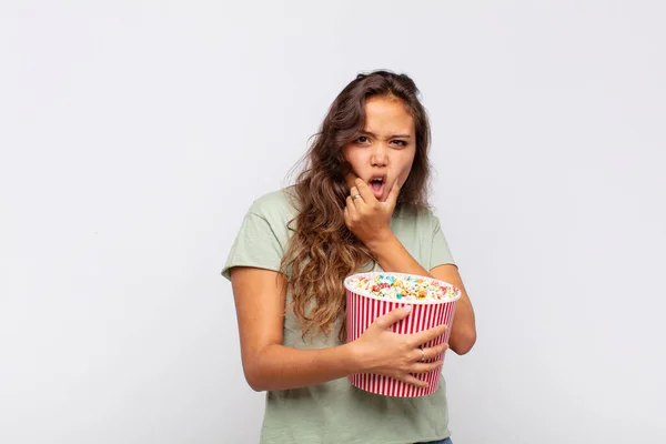 Young Woman Pop Conrs Bucket Mouth Eyes Wide Open Hand — Stock Photo, Image