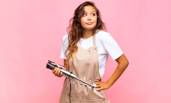 Young Woman Baker Shrugging Feeling Confused Uncertain Doubting Arms Crossed — Foto Stock