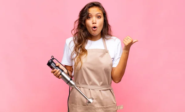 Junge Bäckerin Schaut Erstaunt Ungläubig Zeigt Auf Gegenstand Der Seite — Stockfoto