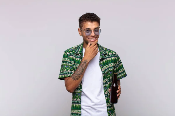 Молодий Південноамериканський Чоловік Усміхається Щасливим Упевненим Виразом Рукою Підборіддя Дивуючись — стокове фото