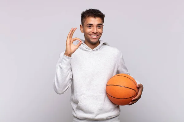 Joven Sintiéndose Feliz Relajado Satisfecho Mostrando Aprobación Con Buen Gesto —  Fotos de Stock