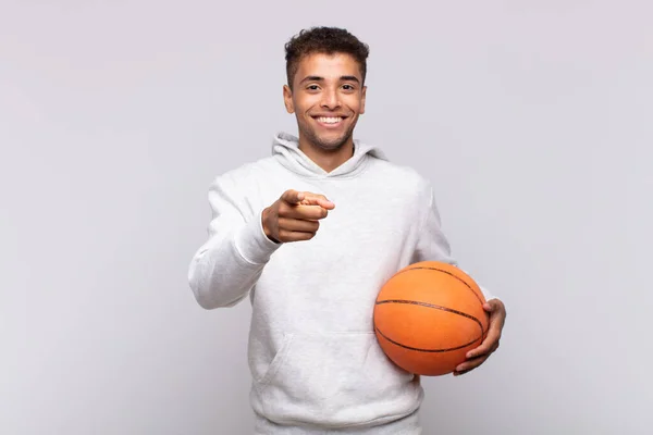 Joven Apuntando Cámara Con Una Sonrisa Satisfecha Segura Amistosa Eligiéndote —  Fotos de Stock