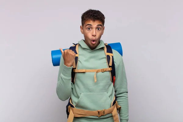 Young Hiker Man Looking Astonished Disbelief Pointing Object Side Saying — Fotografia de Stock