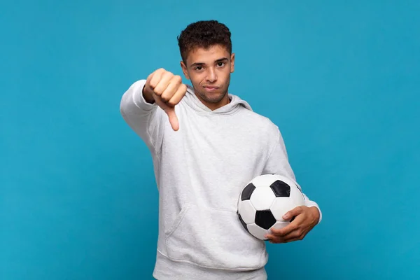 남자는 십자가를 느끼고 짜증을 실망하거나 손가락을 표정을 짓는다 축구의 — 스톡 사진