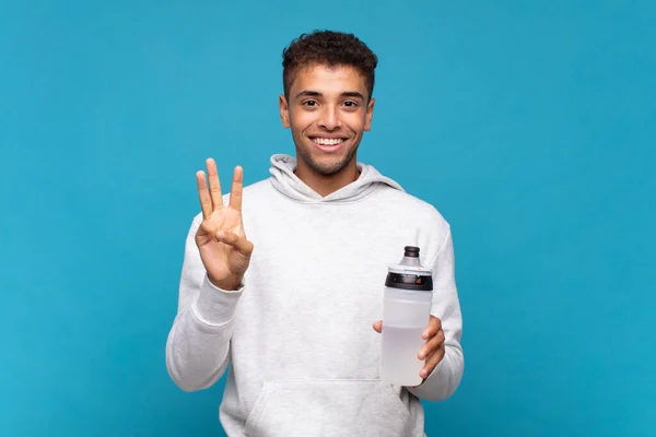 Joven Sonriendo Mirando Amigable Mostrando Número Tres Tercero Con Mano — Foto de Stock