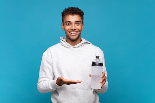 Joven Sonriendo Alegremente Sintiéndose Feliz Mostrando Concepto Espacio Copia Con — Foto de Stock