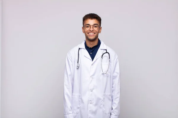 Mladý Lékař Muž Šťastně Usmívá Rukou Boku Sebejistý Pozitivní Hrdý — Stock fotografie