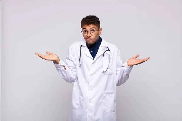 Fiatal Orvos Férfi Érzés Zavaros Zavaros Kétséges Súlyozása Vagy Kiválasztása — Stock Fotó