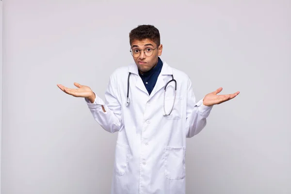 Giovane Medico Uomo Sentirsi Perplesso Confuso Dubitare Ponderare Scegliere Diverse — Foto Stock