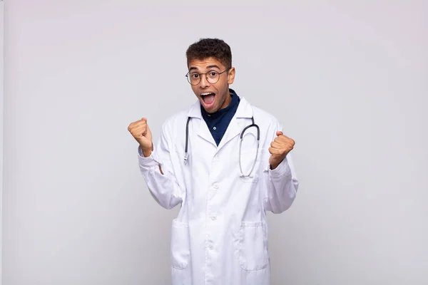 Fiatal Orvos Férfi Érzés Megdöbbent Izgatott Boldog Nevetés Ünneplő Siker — Stock Fotó