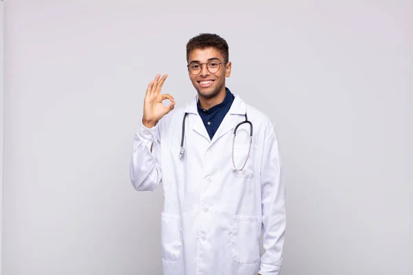 Ung Läkare Man Känner Sig Glad Avslappnad Och Nöjd Visar — Stockfoto