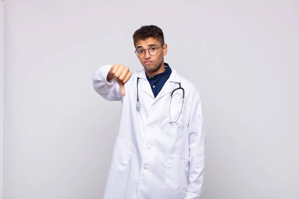 Junger Arzt Der Sich Kreuzt Wütend Genervt Enttäuscht Oder Unzufrieden — Stockfoto