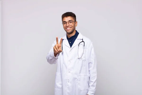 Fiatal Orvos Férfi Mosolyog Úgy Néz Boldog Gondtalan Pozitív Gesztikuláló — Stock Fotó