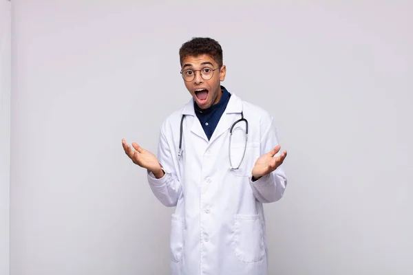 Ung Läkare Man Känner Sig Glad Upphetsad Förvånad Eller Chockad — Stockfoto