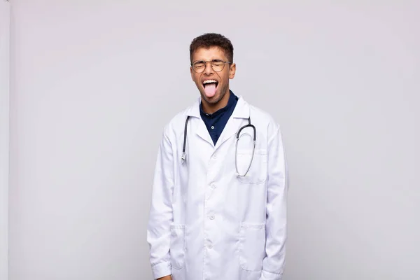 Jovem Médico Homem Com Atitude Alegre Despreocupada Rebelde Brincando Furando — Fotografia de Stock