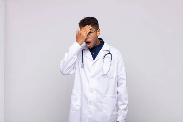 Junger Arzt Der Schockiert Verängstigt Oder Verängstigt Aussieht Das Gesicht — Stockfoto