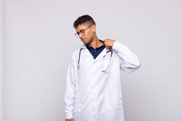 Junger Arzt Mann Fühlt Sich Gestresst Ängstlich Müde Und Frustriert — Stockfoto