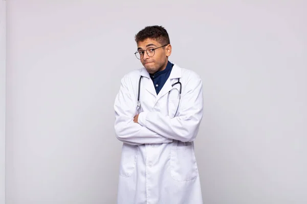 Ung Läkare Man Rycka Känna Sig Förvirrad Och Osäker Tvivlar — Stockfoto