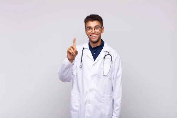 Fiatal Orvos Férfi Mosolyog Barátságos Mutatja Első Vagy Első Kézzel — Stock Fotó