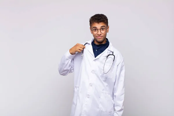Mladý Lékař Muž Vypadá Arogantní Úspěšný Pozitivní Hrdý Poukazující Sebe — Stock fotografie