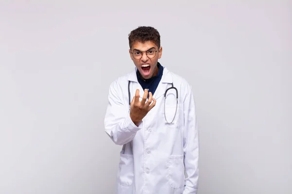Ung Läkare Man Ser Arg Irriterad Och Frustrerad Skrikande Wtf — Stockfoto