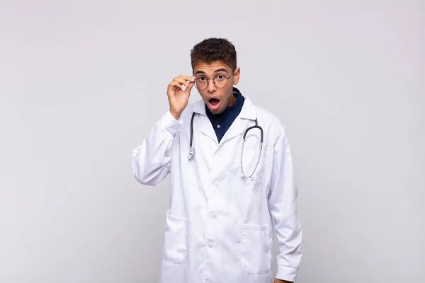 Ung Läkare Man Ser Förvånad Öppen Mun Chockad Förverkliga Tanke — Stockfoto