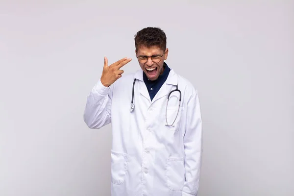 Mladý Lékař Muž Vypadající Nešťastně Stresu Sebevražedné Gesto Dělat Zbraň — Stock fotografie