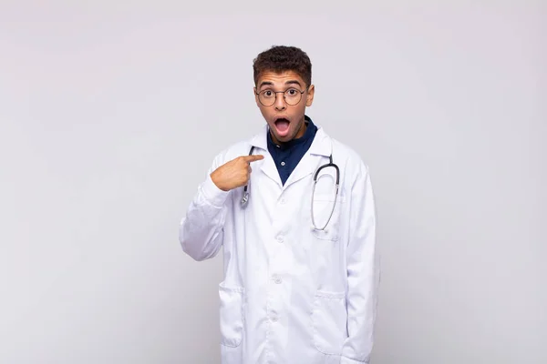 Joven Médico Hombre Mirando Sorprendido Sorprendido Con Boca Abierta Apuntando —  Fotos de Stock