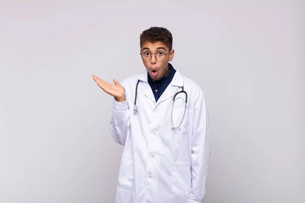 Dokter Muda Tampak Terkejut Dan Terkejut Dengan Rahang Jatuh Memegang — Stok Foto