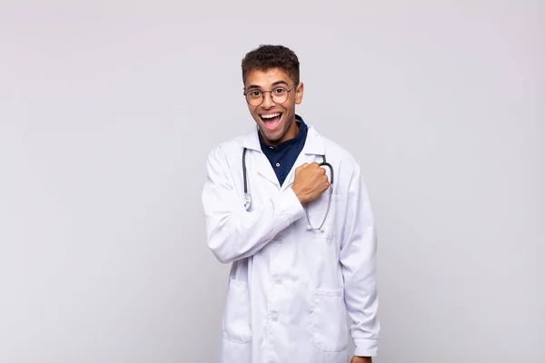 Mladý Lékař Muž Pocit Šťastný Pozitivní Úspěšný Motivovaný Když Čelí — Stock fotografie