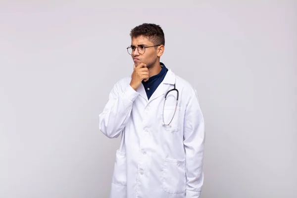 Jeune Médecin Homme Pensant Sentant Douteux Confus Avec Différentes Options — Photo