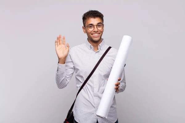 Jonge Architect Man Glimlacht Vrolijk Vrolijk Zwaaiende Hand Verwelkomen Groeten — Stockfoto