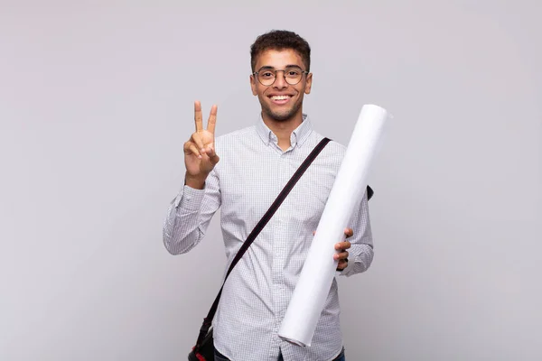 Jovem Arquiteto Homem Sorrindo Olhando Amigável Mostrando Número Dois Segundo — Fotografia de Stock