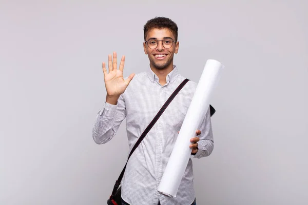 Jovem Arquiteto Homem Sorrindo Olhando Amigável Mostrando Número Cinco Quinto — Fotografia de Stock