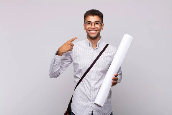 Jonge Architect Man Glimlachend Vol Vertrouwen Wijzen Naar Een Eigen — Stockfoto