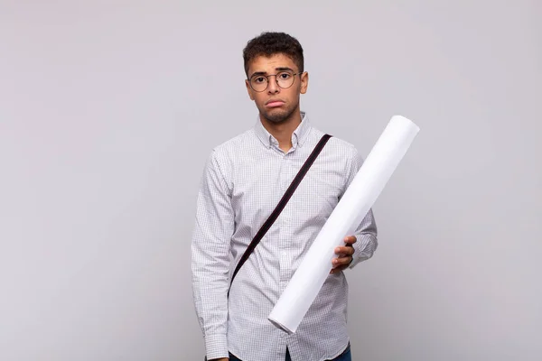 Joven Arquitecto Sintiéndose Triste Quejumbroso Con Una Mirada Infeliz Llorando —  Fotos de Stock