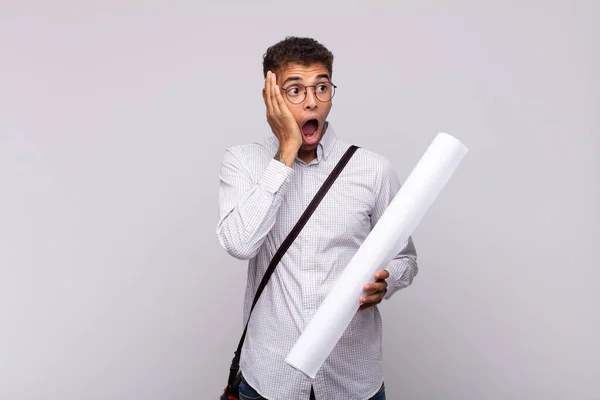 Jovem Arquiteto Homem Sentindo Feliz Animado Surpreso Olhando Para Lado — Fotografia de Stock