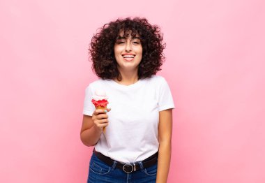 Dondurmalı genç bir kadın mutlu ve hoş bir şekilde şaşırmış görünüyor. Büyülenmiş ve şok olmuş bir ifadeyle heyecanlanıyor.