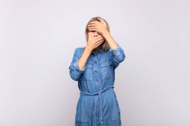 Kameraya hayır diyen iki eliyle yüzünü kapatan bir kız! Resimler reddediliyor ya da yasaklanıyor