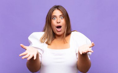 Genç sarışın kadın şok olmuş ve şaşırmış, endişeli ve paniklemiş hissediyor, stresli ve dehşete kapılmış bir bakışla