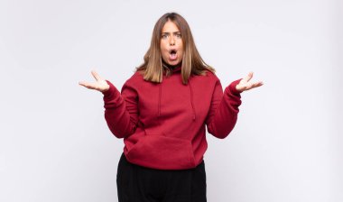 Genç sarışın kadın ağzı açık ve şaşırmış, şok olmuş ve hayrete düşmüş inanılmaz bir sürprizle