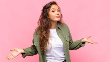 Kızın kafası karışık ve kafası karışık. Doğru cevap ya da karardan emin değil. Bir seçim yapmaya çalışıyor.