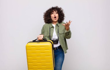 Genç Arap kadın şok olmuş, şaşırmış, endişeli ve paniklemiş hissediyor. Stresli ve dehşete düşmüş görünüm seyahat konseptiyle.