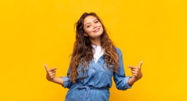 Gururlu, kibirli, mutlu, şaşırmış ve tatmin olmuş, kendini gösteren, kazanan gibi hisseden bir kız.