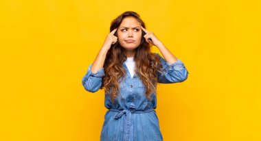 Bir fikre odaklanmış ve kafa yoran bir kız, bir meydan okumaya ya da soruna bir çözüm hayal ediyor.