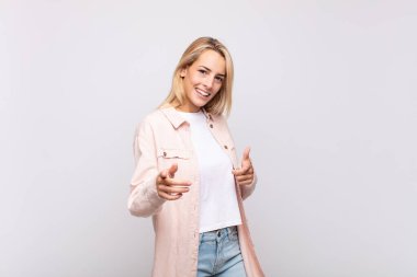 Kadın kendini mutlu, havalı, tatmin olmuş, rahat ve başarılı hissediyor, kameraya bakıyor, seni seçiyor.