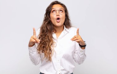 Korkmuş ve ağzı açık hisseden kız şaşırmış ve şaşırmış bir bakışla yukarıya bakıyor.