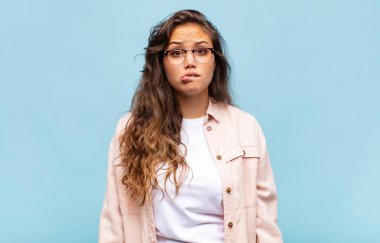 Kız kendini cahil, kafası karışık ve hangi seçeneği seçeceği konusunda kararsız hissediyor, sorunu çözmeye çalışıyor